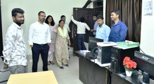 कलेक्टर ने विभिन्न कार्यालयों का किया औचक निरीक्षण  अनुपस्थित 25 अधिकारी-कर्मचारियों को नोटिस जारी करने व एक दिन का वेतन काटने के दिए निर्देश